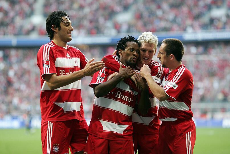 2007 gewinnen die Bayern unter anderem 3:0 gegen Nürnberg. Hier bejubeln die Münchner das 2:0 durch Ze Roberto. Außerdem schlagen die Bayern Cottbus, Leverkusen und Belenenses zu-Null, das einzige Wiesn-Gegentor 2007 kassiert der FCB beim 4:1-Sieg gegen Karlsruhe.