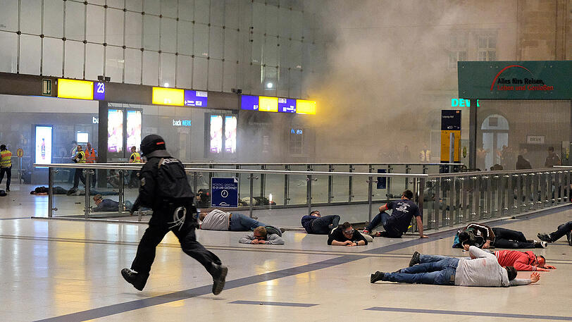 Terror-Übung im Hauptbahnhof Leipzig: Hunderte Polizisten und Helfer üben für den Ernstfall.