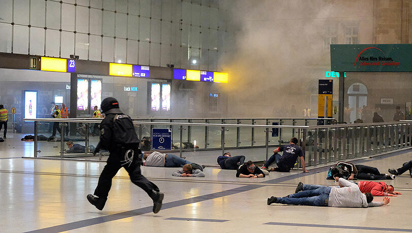 Terror-Übung im Hauptbahnhof Leipzig: Hunderte Polizisten und Helfer üben für den Ernstfall. Terror-Übung im Hauptbahnhof Leipzig: Hunderte Polizisten und Helfer üben für den Ernstfall.