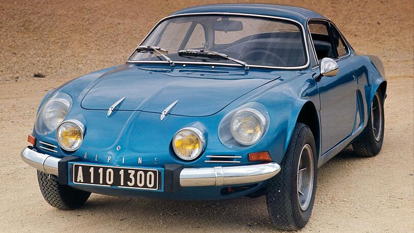 1,13 Meter hoch, 3,85 Meter breit, nur 575 Kilo schwer: Die Maße der 1962 debütierenden Alpine A 110 verzauberten die Fans kompakter Sportwagen vom ersten Tag an. Der konsequente Minimalismus und die kompromisslose Sportlichkeit der Berlinette setzen die Erfolgsgeschichte des 1955 gestarteten Sportcoupés A 106 fort. Die A 110 stand ab Ende der 1960er-Jahre bei den großen internationalen Motorsport-Wettbewerben im Rampenlicht und avancierte zum Seriensieger bei Weltmeisterschaften und großen Rallye-Veranstaltungen. 1977 wurde nach 7.489 Exemplaren der Bau der A 100 eingestellt. Zu großen Begeisterung der Fan-Gemeinde wurde exakt 40 Jahre später der Modellname durch einen mitreißend gestylten Nachfolger wiederbelebt.
