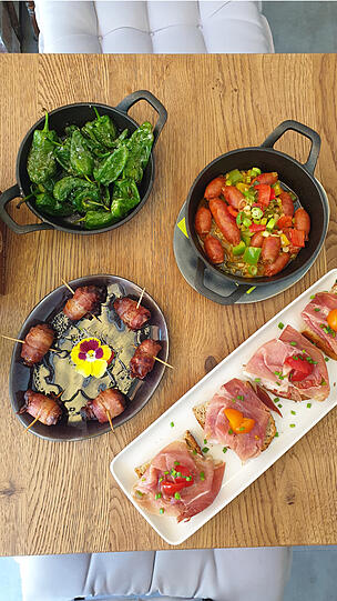 Die Tapas-Portionen sind so groß, dass man von zwei Tellern satt wird.