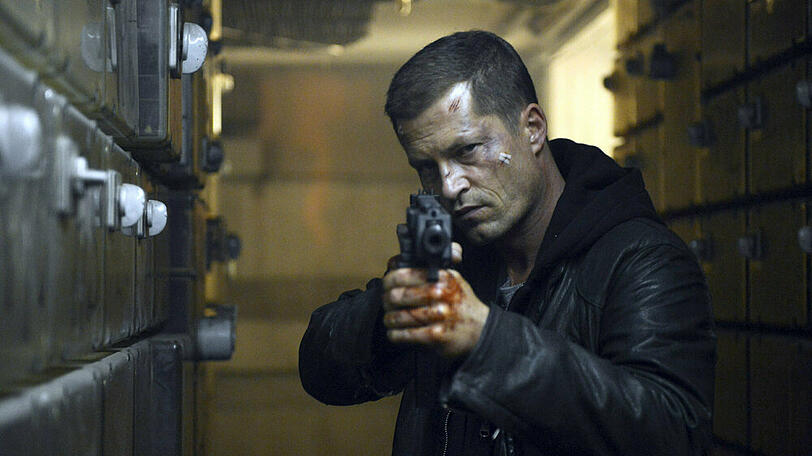 "Tatort: Willkommen in Hamburg": Nick Tschiller (Til Schweiger) schwerbewaffnet im Speicher.