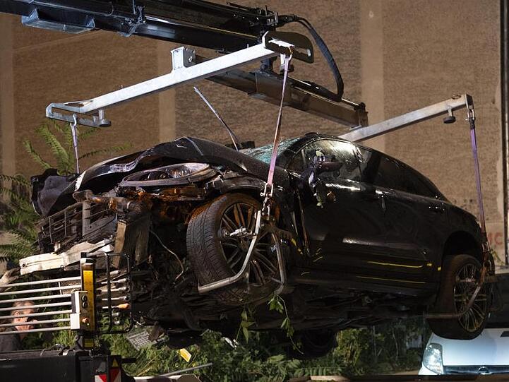 Ein zerstörter SUV wird auf einen Abschleppwagen gehoben.