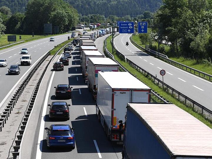 LKW's und Autos stauen sich wegen einer Blockabfertigung auf einer Autobahn. Foto: Angelika Warmuth/dpa/Archivbild