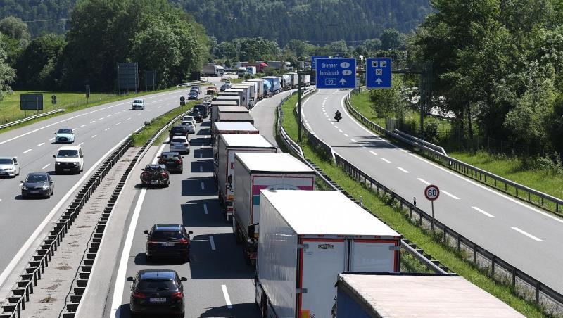 LKW's und Autos stauen sich wegen einer Blockabfertigung auf einer Autobahn. Foto: Angelika Warmuth/dpa/Archivbild LKW's und Autos stauen sich wegen einer Blockabfertigung auf einer Autobahn. Foto: Angelika Warmuth/dpa/Archivbild