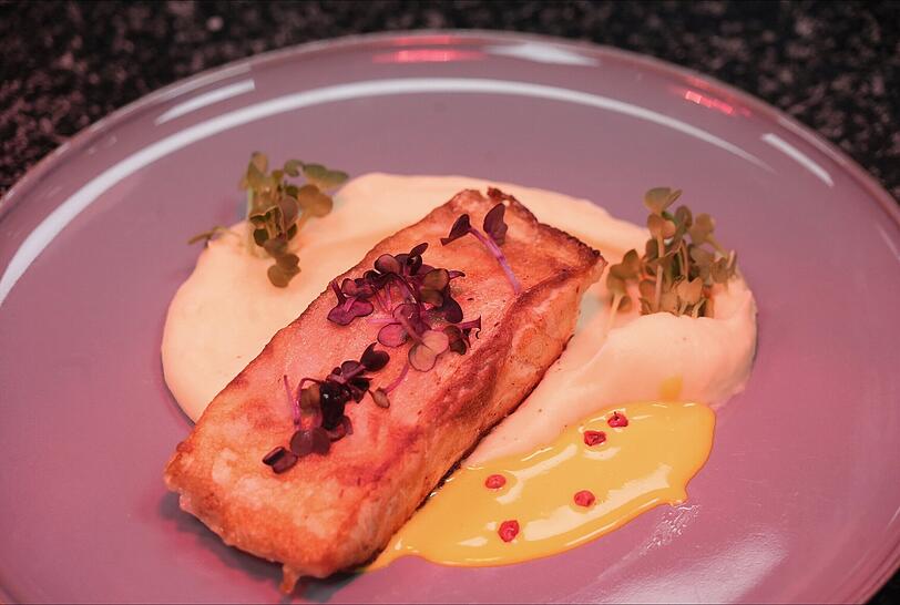 Vierter Gang: Loup de Mer – Loup de Mer, Pastinaken, Zuckerschoten, Safransauce.