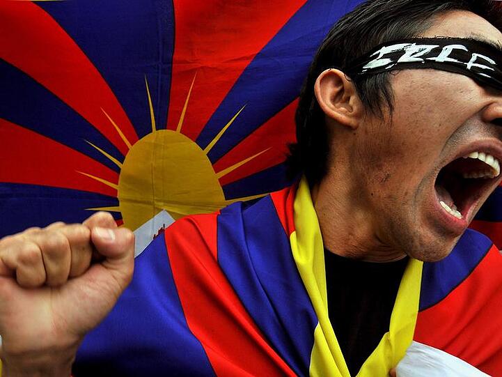 Weltweit protestieren Exil-Tibeter gegen die Besetzung ihres Heimatlandes vor 50 Jahren, wie dieser Mann im indischen Bangalore. Der Dalai Lama befürchtet Gewalt auch in Tibet selbst.