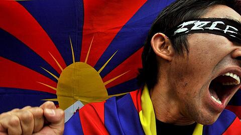 Weltweit protestieren Exil-Tibeter gegen die Besetzung ihres Heimatlandes vor 50 Jahren, wie dieser Mann im indischen Bangalore. Der Dalai Lama befürchtet Gewalt auch in Tibet selbst.