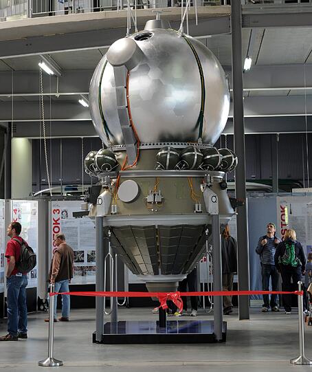 Eine Nachbildung der Raumkapsel, mit der Juri Gagarin die Erde zum ersten mal verlies, sie innerhalb von 108 Minuten umrundete und sicher wieder landete.