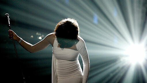 Whitney Houston: Sie hat 170 Millionen Alben, verkauft und mit ihrer Stimme zahlreiche Fans berührt - doch ihr Leben bekam die Sängerin nicht in den Griff. Whitney Houston: Sie hat 170 Millionen Alben, verkauft und mit ihrer Stimme zahlreiche Fans berührt - doch ihr Leben bekam die Sängerin nicht in den Griff.