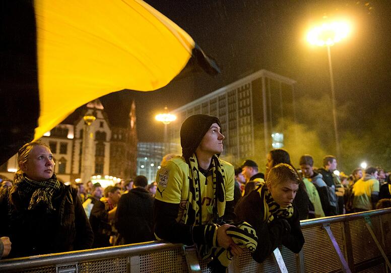 Traurig und niedergeschlagen: Die Fans des BVB sahen ein großartiges Spiel ihrer Mannschaft. Aber Arjen Robben machte in der 89. Minute mit dem Siegtreffer alle gelben Träume zunichte. Die Bilder von der Fanmeile in Dortmund.