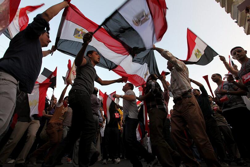 Ausnahmezustand am auf dem Tahrir-Platz in Kairo. Millionen Menschen feiern die Absetzung von Mohammed Mursi durch das ägyptische Militär.