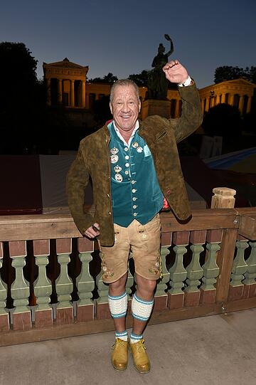 Kult-Wirt Hugo Bachmaier auf dem Balkon vom Käferzelt