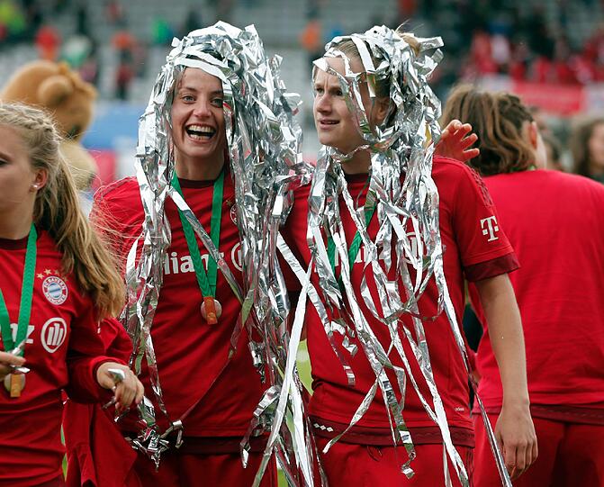Ausgelassen feierten die Frauen des FC Bayern ihre Titelverteidigung im Grünwalder Stadion. Die Bilder!
