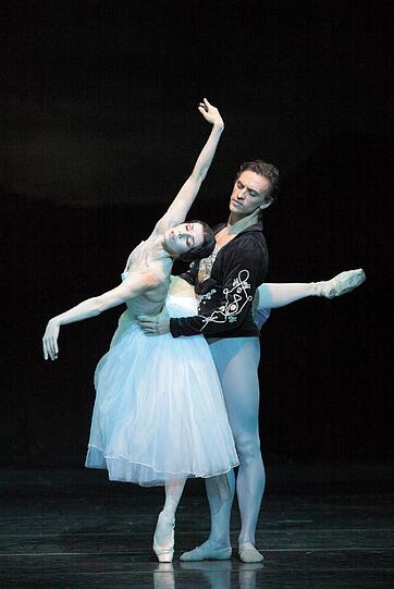 Natalia Osipova und Sergei Polunin in Peter Wrights Version des Ballett-Klassikers &bdquo;Giselle&ldquo; im Nationaltheater.