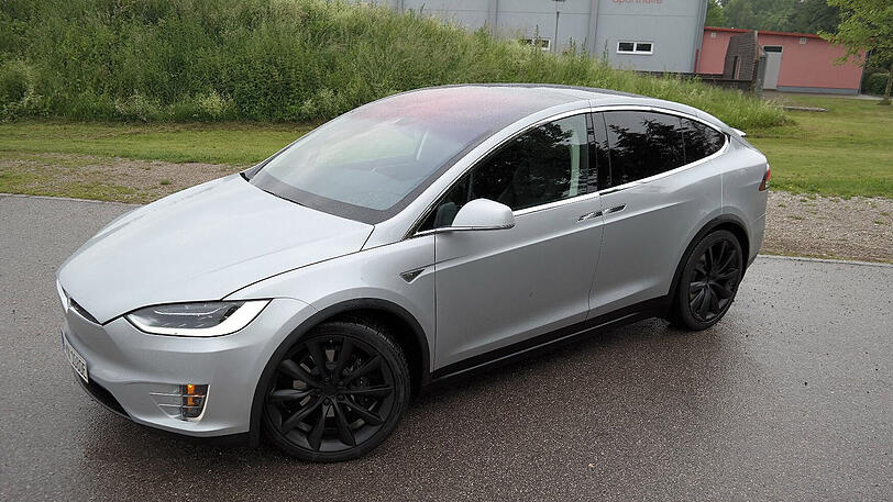 Schicker Stromer: Das Model X von Tesla verfügt hinten über Flügeltüren.