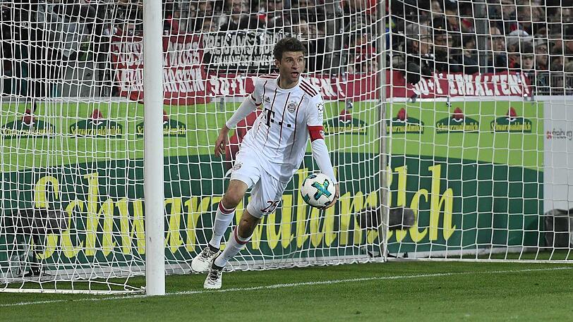 Thomas Müller Note 1: Der Kapitän in der Robben-Rolle auf der rechten Außenbahn. Ständiger Antreiber. Müllerte einen Ball unnachahmlich vorm 1:0 doppelt aufs Tor, Schwolow vollendete unglücklich. Wuselte die Vorlage zum 3:0 herbei, köpfte das 4:0 nach Kimmich-Ecke.