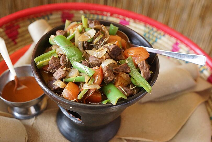 Rindfleisch-Topf mit Teelicht-Heizung: eine Portion Tib im Teff. Foto: Daniel von Loeper