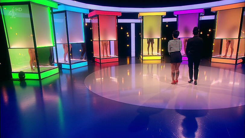 Naked Attraction Folge 1: Dessous-Designerin Mal macht Psychologie-Studentin Rebecca zu ihrem Nackt-Date.