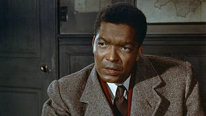Earl Cameron in seiner Rolle als Dr. Robbins in dem Film "Das Mädchen Saphir (Sapphire)" aus dem Jahr 1959 Earl Cameron in seiner Rolle als Dr. Robbins in dem Film "Das Mädchen Saphir (Sapphire)" aus dem Jahr 1959