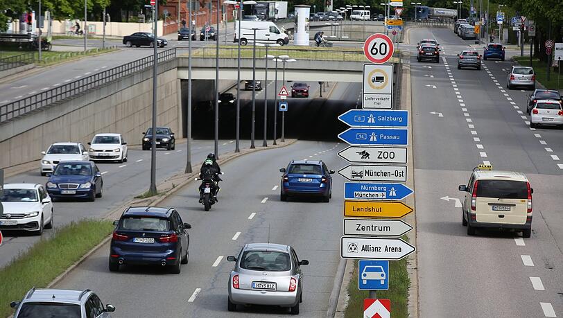 Am Mittleren Ring - nicht die erste Wahl für Stadtspaziergänge. Am Mittleren Ring - nicht die erste Wahl für Stadtspaziergänge.
