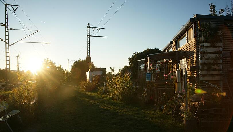 Bahn-Idyll: Vor dem Tiny House in Pasing lässt sich die Sonne genießen. Bahn-Idyll: Vor dem Tiny House in Pasing lässt sich die Sonne genießen.