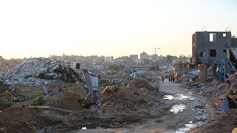 Trümmer  und Ruinen auf einer Straße im Zentrum des Gazastreifens.