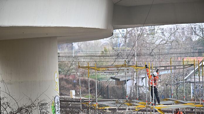 Seit Wochen begutachten Fachleute die A100-Brücke. (Archivbild)