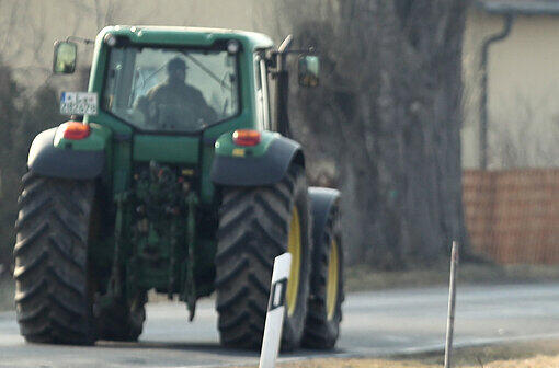 Der Bauer hatte es mit seinem Traktor auf landwirtschaftliche Maschinen abgesehen (Symbolbild).