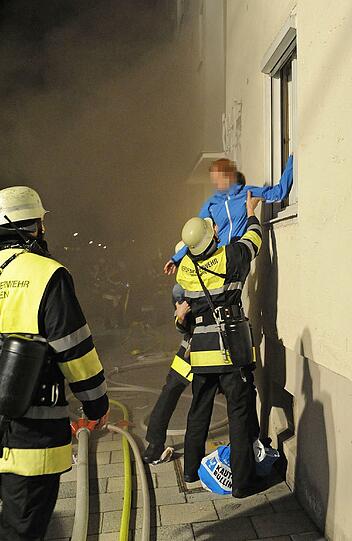 Emanuelstr.: Mehrere Anwohner melden der Feuerwehr einen Brand in einem vierstöckigen Wohnhaus. Aus dem Keller dringt Rauch. Ein Großteil der Bewohner hat das Anwesen bereits verlassen. Drei Bewohnern gelingt dies nicht. Sie werden über die Fenster gerettet. Das Feuer im Keller ist schnell gelöscht. Größere Probleme bereitet es, den Brandrauch aus dem Haus und dem benachbarten Keller zu bekommen.