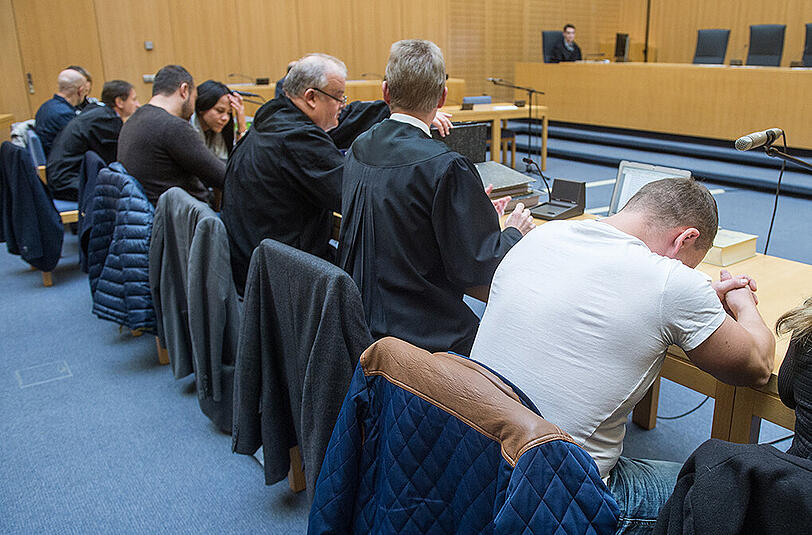 Die Angeklagten sitzen neben ihren Anwälten und Dolmetschern im Gerichtssaal des Landgerichts in Weiden in der Oberpfalz.