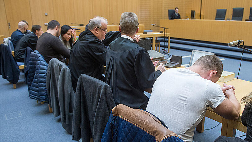 Die Angeklagten sitzen neben ihren Anwälten und Dolmetschern im Gerichtssaal des Landgerichts in Weiden in der Oberpfalz. Die Angeklagten sitzen neben ihren Anwälten und Dolmetschern im Gerichtssaal des Landgerichts in Weiden in der Oberpfalz.