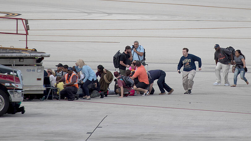 Nach den tödlichen Schüssen auf dem Flughafen von Fort Lauderdale in Florida hat die Polizei einen Verdächtigen verhaftet. Er soll mindestens fünf Menschen erschossen haben, acht weitere wurden verletzt. Das teilte der zuständige Sheriff mit.