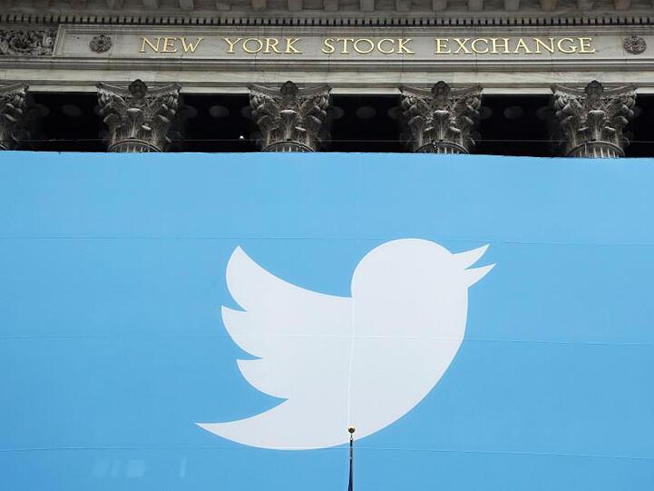 Twitter hat erstmals ein ganzes Geschäftsjahr mit schwarzen Zahlen abgeschlossen und im vierten Quartal Rekorderlöse verbucht.