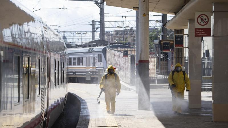 Staatliche Mitarbeiter in Schutzkleidung desinfizieren den Kiewer Bahnhof in Moskau. Staatliche Mitarbeiter in Schutzkleidung desinfizieren den Kiewer Bahnhof in Moskau.