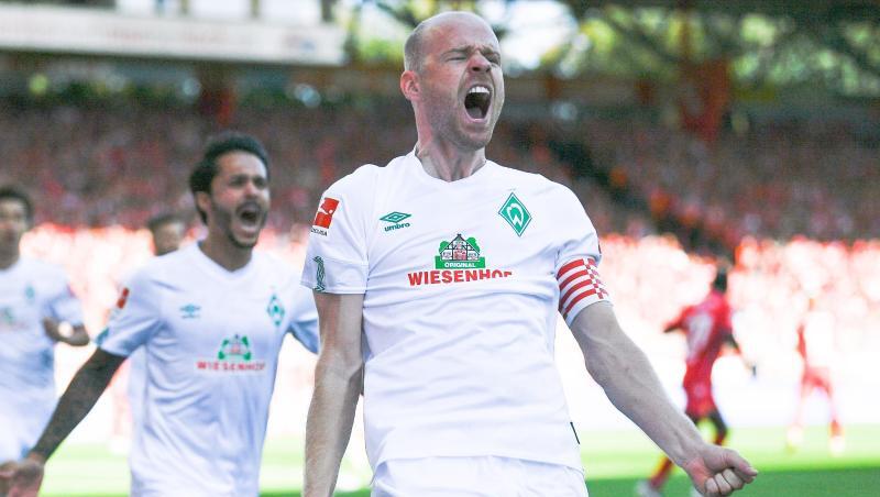 Bremens Davy Klaassen jubelt nach seinem Elfmeter-Tor zum 1:0. Bremens Davy Klaassen jubelt nach seinem Elfmeter-Tor zum 1:0.