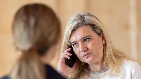 Melanie Huml (CSU), Bayerische Gesundheitsministerin, telefoniert. Foto: Peter Kneffel/dpa/Archivbild
