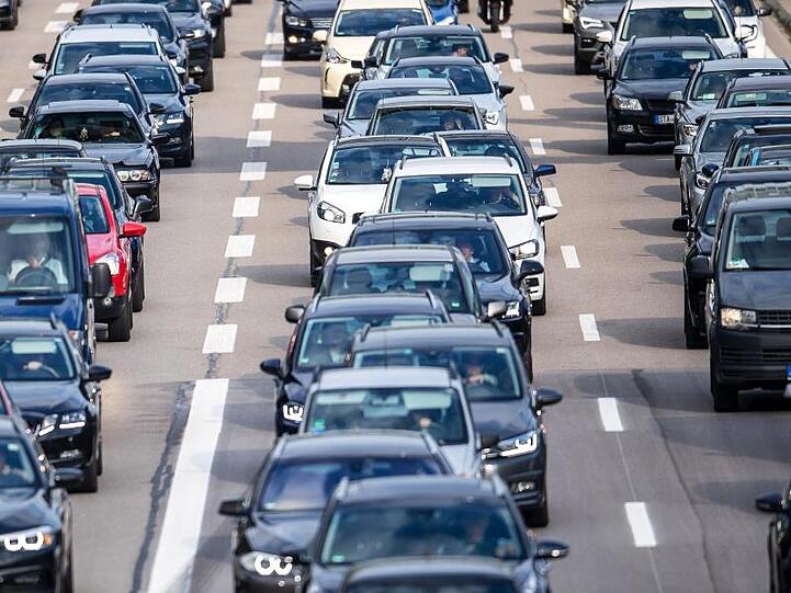 Autofahrer aus 14 Bundesländern sind am kommenden Wochenende auf Deutschlands Straßen unterwegs - weil die Herbstferien beginnen, in die zweite Woche gehen oder enden.