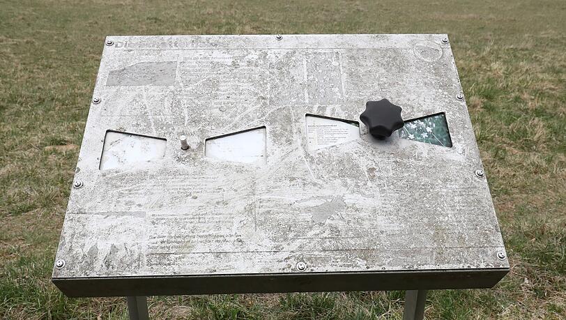 Kaputt, verwittert und nicht mehr lesbar: So sehen viele Schilder im Naturschutzgebiet aus. Sie sollen aber ausgetauscht werden.