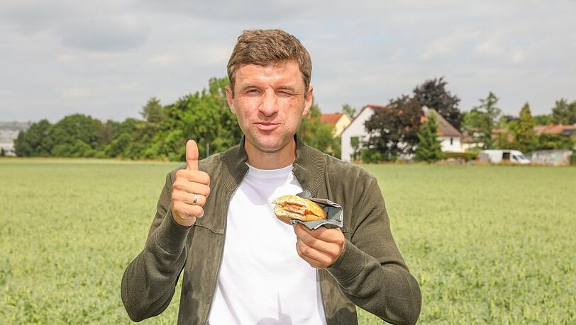 Thomas Müller investiert in die Erbsen von Greenforce. Hier besucht er einen der Äcker in Perlach. Zwar mag er am liebsten die Streichwurst, aber auch den Leberkas will er empfehlen.