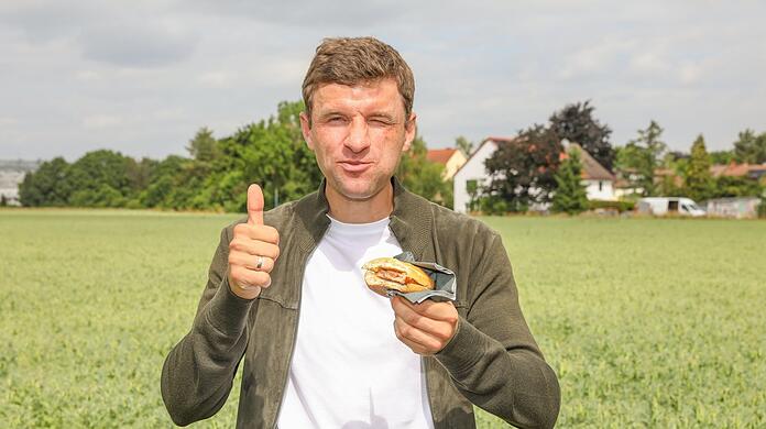 Thomas Müller investiert in die Erbsen von Greenforce. Hier besucht er einen der Äcker in Perlach. Zwar mag er am liebsten die Streichwurst, aber auch den Leberkas will er empfehlen.