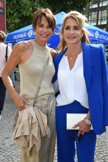 Die Schauspiel-Schwestern Gerit Kling und Anja Kling waren bei der Musical-Premiere mit viel Freude dabei.