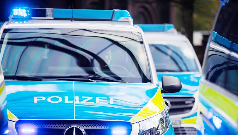 Neben Rettungsdienst und Feuerwehr waren mehrere Streifenwagen im Einsatz. (Symbolfoto)