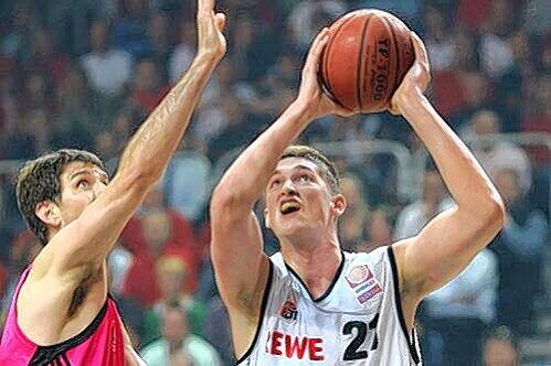 Will auch im dritten Playoff-Spiel gegen Bonn glänzen: Brose-Supertalent Tibor Pleiß (r.)