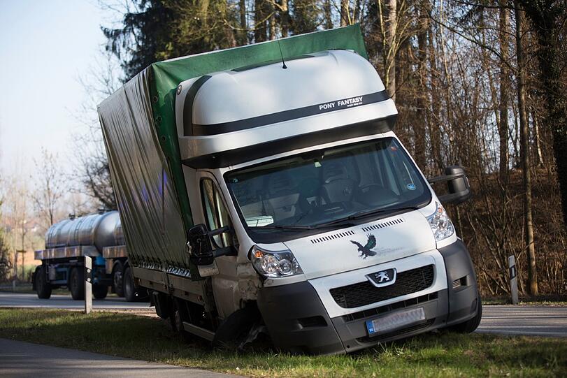 Der Zusammenstoß zwischen dem Transporter und dem Traktor war so heftig, dass die Achse des Traktors rausgerissen wurde und auf der Straße liegenblieb.