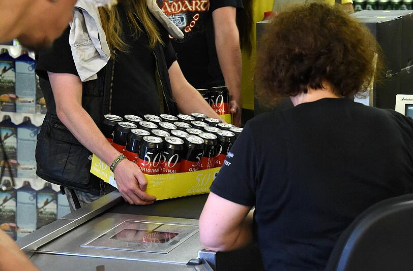 Die Vorbereitungen laufen auf Hochtouren. Am Donnerstag beginnt das legendäre Heavy-Metal-Festival in Wacken - bereits zum 25. Mal. Die ersten Metal-Fans sind auch schon da. Die ersten Bilder von Wacken 2014!