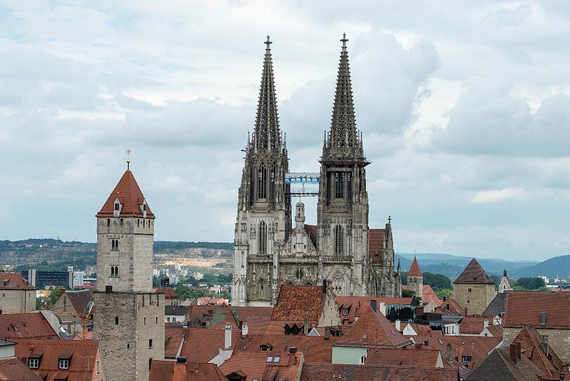 Mit einer umstrittenen Postkarte wird für die Stadt Regensburg geworben.