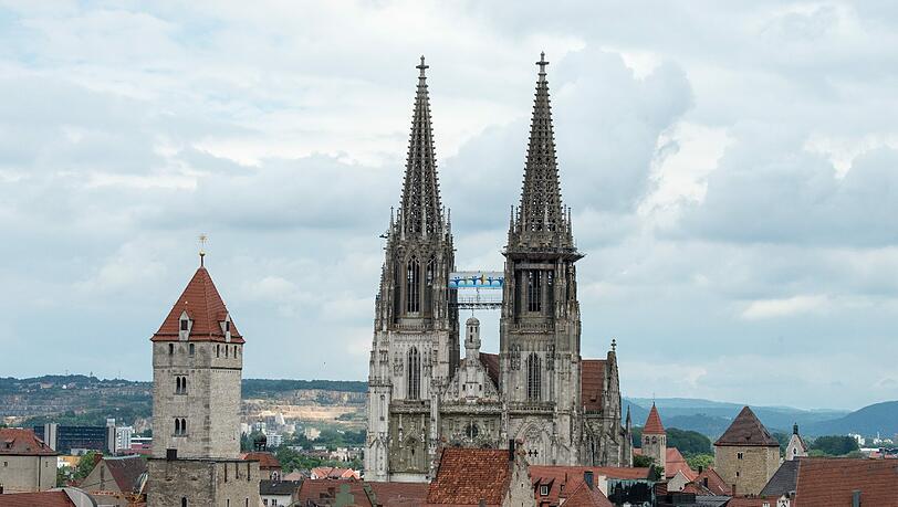 Mit einer umstrittenen Postkarte wird für die Stadt Regensburg geworben. Mit einer umstrittenen Postkarte wird für die Stadt Regensburg geworben.