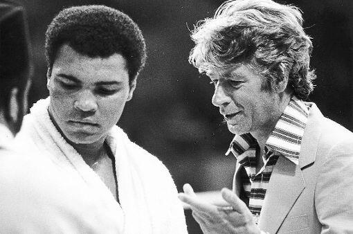 Zwei ganz Große: Muhammad Ali im Mai 1976 bei einem Show-Kampf in München mit Showmaster Rudi Carrell (2006).