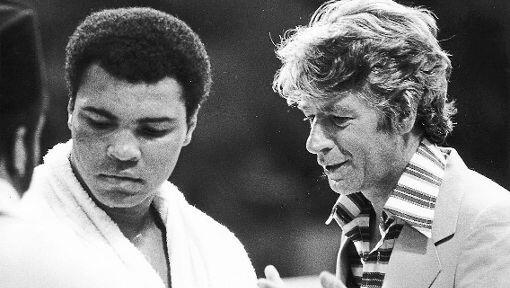 Zwei ganz Große: Muhammad Ali im Mai 1976 bei einem Show-Kampf in München mit Showmaster Rudi Carrell (2006). Zwei ganz Große: Muhammad Ali im Mai 1976 bei einem Show-Kampf in München mit Showmaster Rudi Carrell (2006).